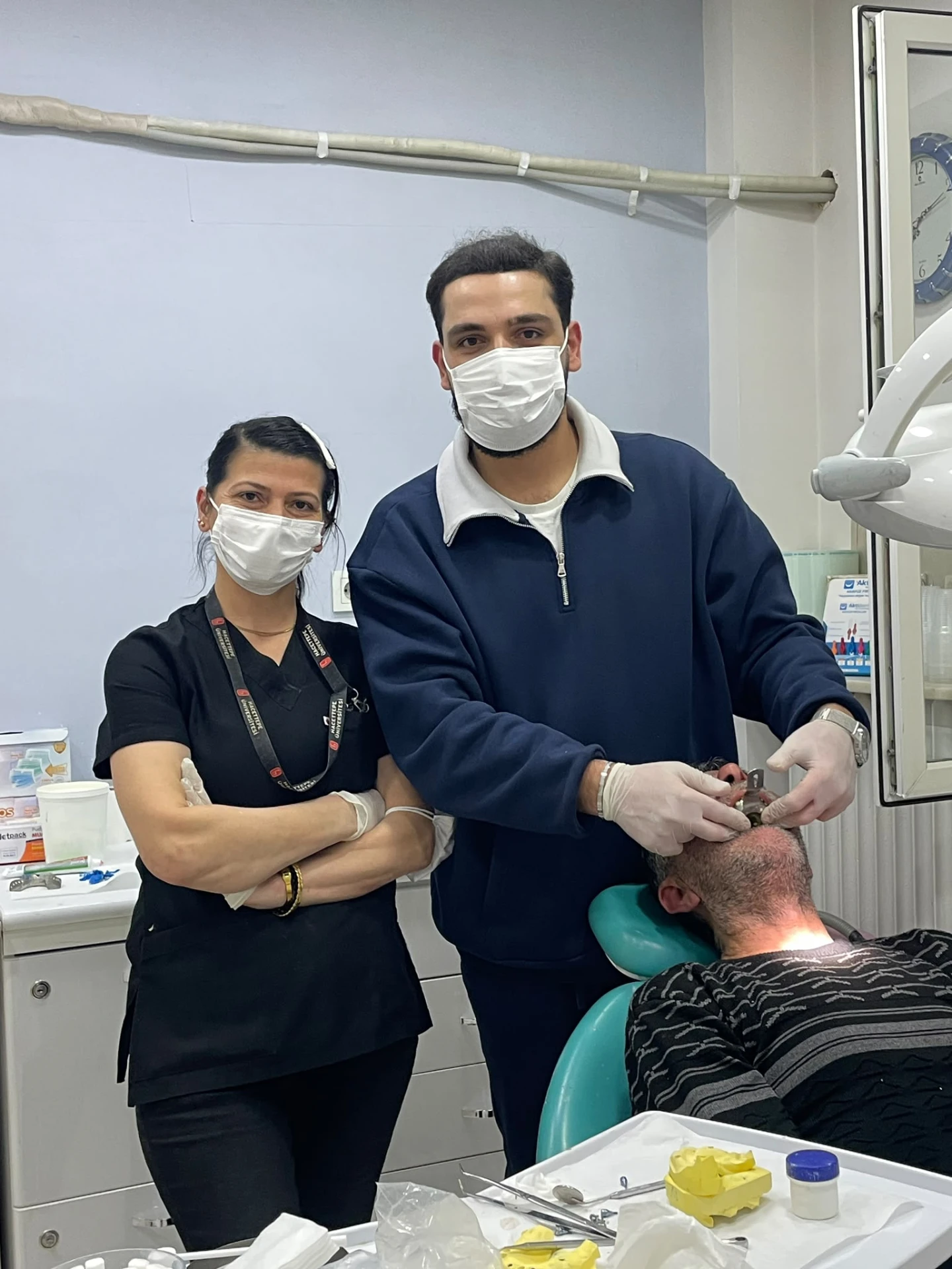 Dr. Bünyamin Turhan ve sekreter Filiz Kütük klinikte